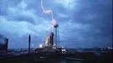 See the moment lightning struck SpaceX's Falcon Heavy rocket launch pad (photo)
