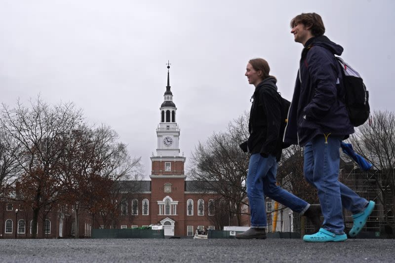 Students voice FAFSA concerns to Va Sen. Mark Warner