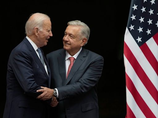 Biden y AMLO acuerdan medidas para reducir cruces fronterizos - El Diario NY