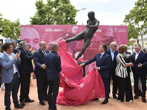 Albacete descubre la estatua que homenajea a Andrés Iniesta y el gol que dio a España el Mundial 2010