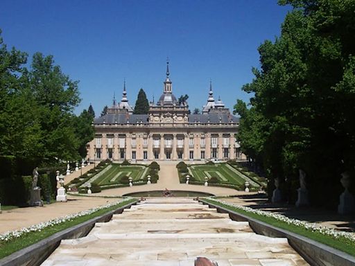 El increíble pueblo a una hora de Madrid donde veraneaban los Reyes: tiene un palacio y una fábrica de cristales