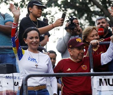 Un jubilado poco conocido desafía al hombre fuerte de Venezuela y lidera las encuestas - La Tercera