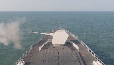 延安艦在南海率領艦艇編隊協同防空訓練