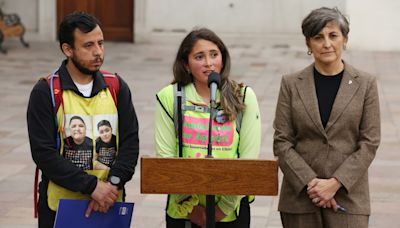 Madre chilena llega a pie a La Moneda para recaudar fondos para la distrofia de su hijo