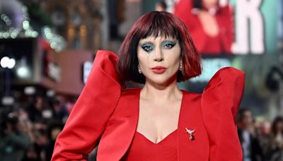 El renacer de Lady Gaga, entre plumas, payasos y viejas canciones - La Tercera