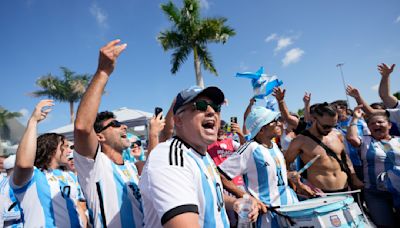 Colorida y ruidosa fiesta de argentinos y colombianos en antesala de final de Copa América