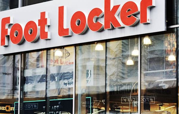 Foot Locker (NYSE:FL) investors are sitting on a loss of 62% if they invested three years ago
