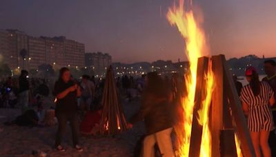 Las hogueras de San Juan en playas de media España inauguran el verano