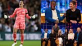 VIDEO: That's gotta hurt! Mary Earps hilariously hits Jonathan Ross in the groin with an apple as Lionesses & Man Utd star appears on his show alongside Yung Filly | Goal.com South Africa