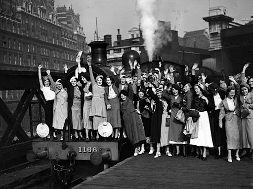 Vintage photos show how glamorous train travel used to be