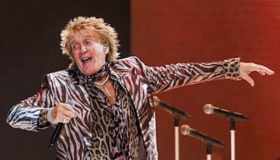 Rod Stewart contrae Covid-19 y faringitis, pospone shows y dice estar "totalmente destruído"