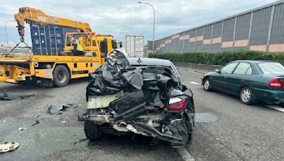 國1高雄段聯結車連續追撞 休旅車遭夾扁夫妻1死1命危