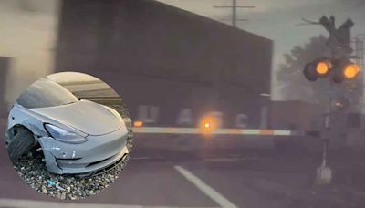 Captan momento en el un Tesla en modo de 'conducción autónoma' casi choca contra un tren
