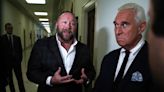 La esposa de Alex Jones está enojada porque le envío foto de ella desnuda a Roger Stone