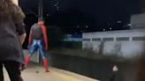 Vídeo: 'Homem-Aranha' é atacado e joga agressor nos trilhos do metrô