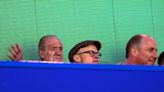 Don Juan Carlos disfruta de la victoria del Real Madrid contra el Chelsea en Londres