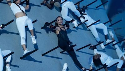 El embrujo de Mónica Cruz en un fascinante baile sobre una pared