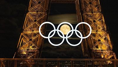 Photographer Captures Spectacular Moon Behind Olympic Rings in Paris