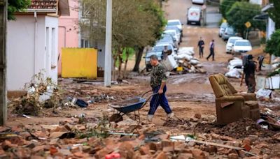 Ajude o RS! Paraná envia caminhões com roupas, água e alimentos para vítimas das chuvas; saiba como doar