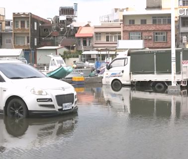 「年度大潮」遇颱風 旗津.東港海水倒灌淹馬路