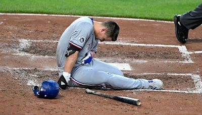 Rangers' Seager exits after wrist struck by pitch