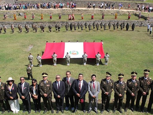 Por primera vez, enarbolan la bandera del Perú y marchan en pleno Machu Picchu (FOTOS)