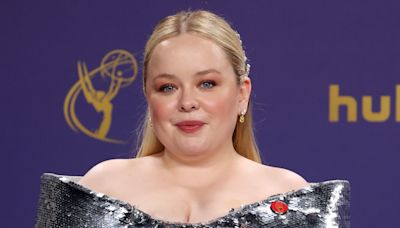 Nicola Coughlan brilla con luz propia sobre la alfombra roja de los Premios Emmy 2024