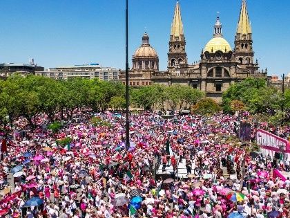 Elecciones 2024: Llega la "Marea Rosa" a Plaza Liberación para defender la democracia en Jalisco