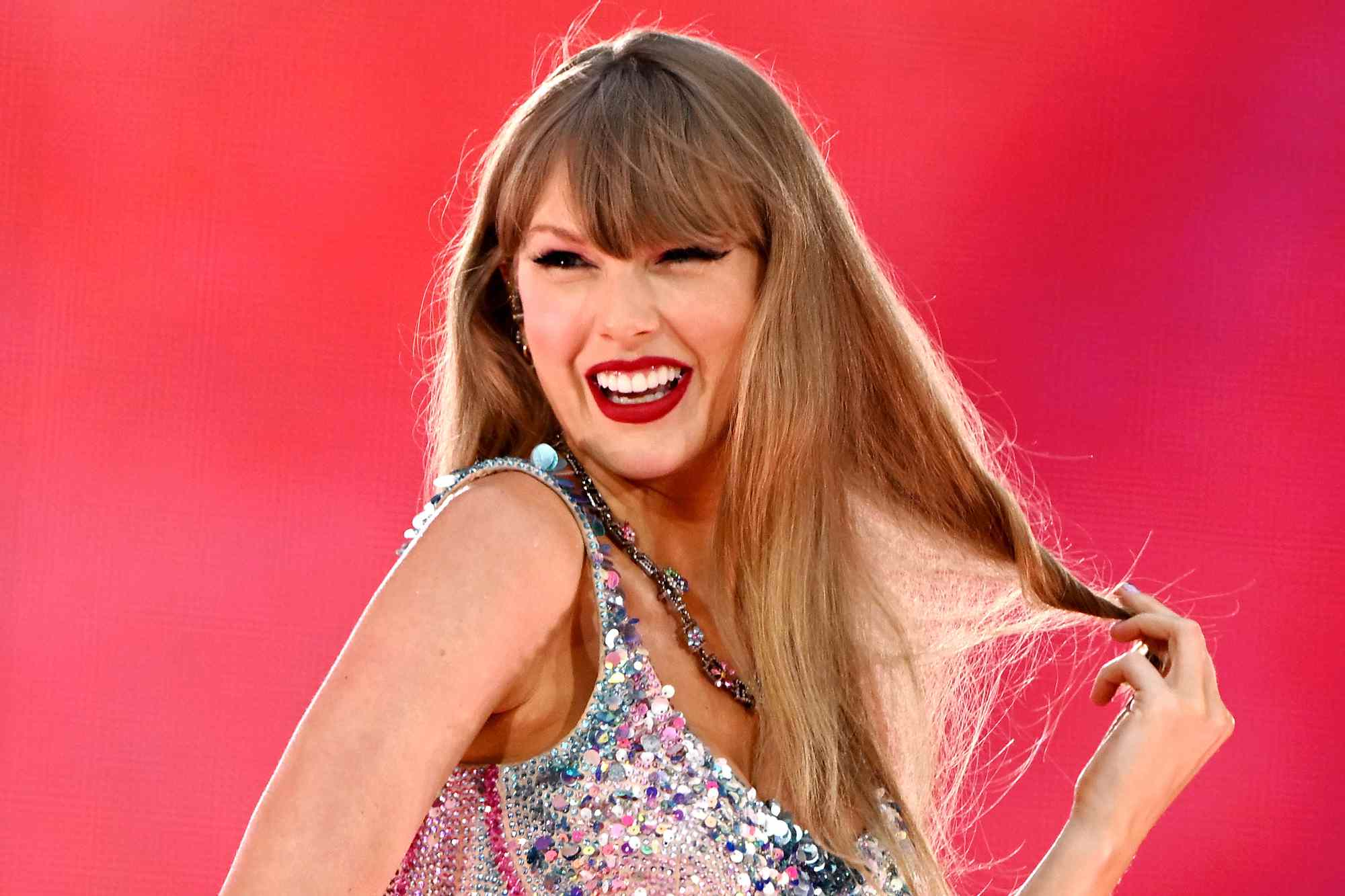 Taylor Swift Jokes Her Parents Were Recording Ovation on Their Phones During Latest Wembley Show