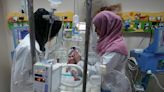 Bebés prematuros en Gaza corren peligro debido a la escasez de combustible para los generadores