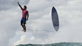 Una foto para la historia: Gabriel Medina levita sobre el mar en los Juegos Olímpicos de París 2024