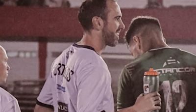 Diego Godín volvió a jugar al fútbol con Porongos, pero sufrió una dura lesión