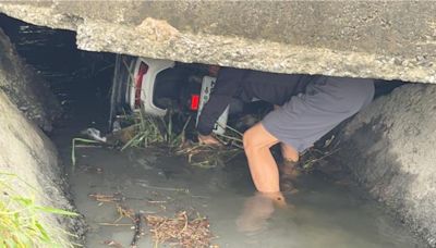 車、餐漂流中！ 外送員送餐墜溝 機車消失竟遭水沖走 - 社會