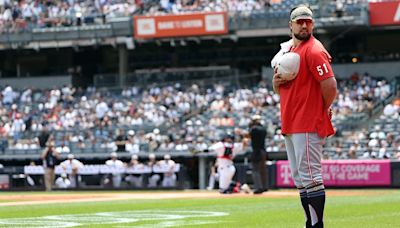 Yankees, Reds players engage in national anthem standoff before Fourth of July game