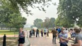 El humo obligó a los habitantes de Washington a quedarse en sus casas pero los turistas igual quieren la foto del fenómeno