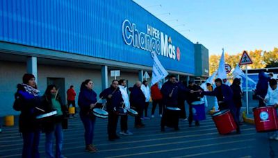 Video | 35 despidos en importante supermercado de Neuquén: los empleados se resisten - Diario Río Negro