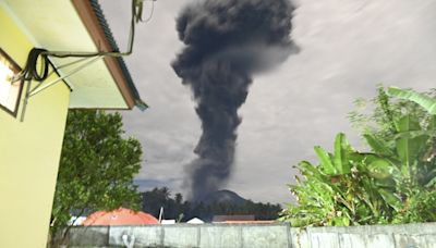 El volcán Ibu vuelve a entrar en erupción tras un mes de alta actividad en Indonesia