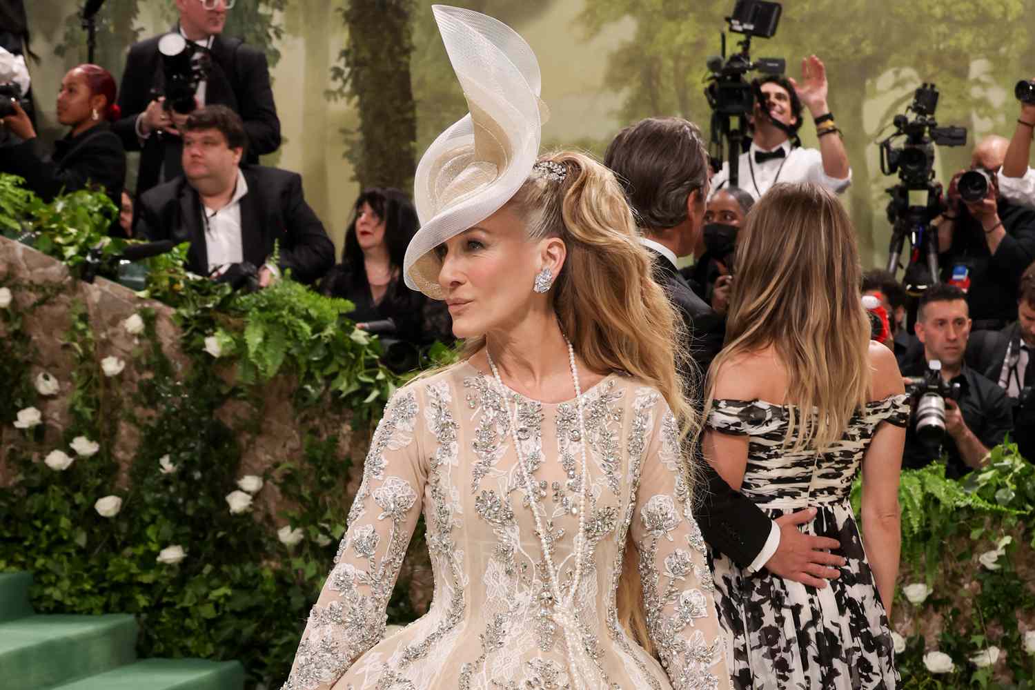 Sarah Jessica Parker Returns to the Met Gala Red Carpet in a Huge Headpiece — and It's “So” Carrie Bradshaw