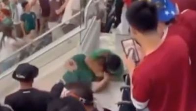 Aficionados mexicanos se agarran a golpes en las gradas tras la eliminación del Tricolor