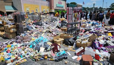 Massive crowd gathers after beauty store’s entire inventory dumped in parking lot during eviction