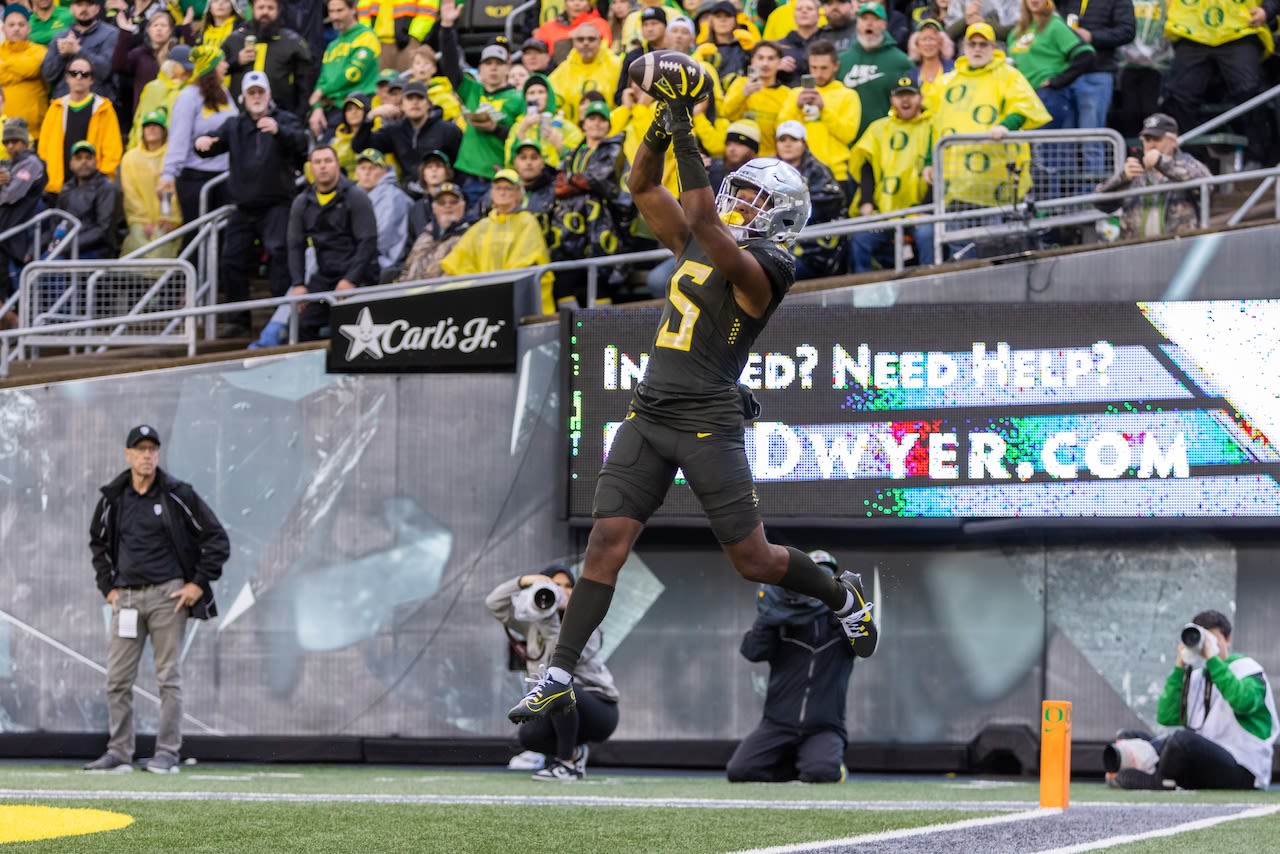 Oregon Ducks safety Kobe Savage, receivers Traeshon Holden, Jurrion Dickey leave spring game with injuries