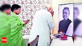PM visits BJP office and pays tribute to SuMo | Patna News - Times of India