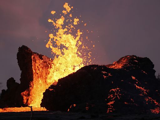 Hawaii volcano eruption sparks warning: Lava can "destroy everything"