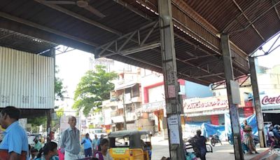 Commuters put to hardship as fans don’t function at the Ambattur Old Terminus