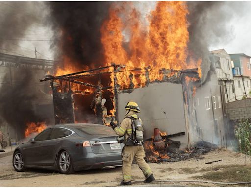 Tesla se incendia tras conectarlo a un "diablito" en un poste de luz en Tijuana