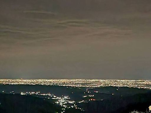 雨暫歇 台南山區賞螢遊客見清晰嘉南平原夜景