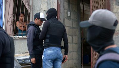 Fuerzas de seguridad de Ecuador recuperan 70 casas tomadas por narcos