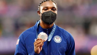 Noah Lyles se subió al podio a recibir su medalla de bronce con barbijo tras haber corrido los 200 metros con Covid-19