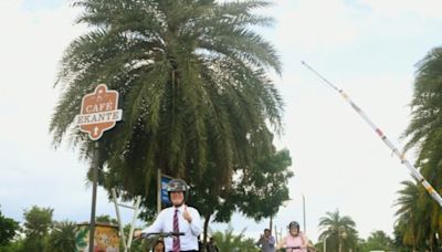 US Ambassador Eric Garcetti Enjoys Electric Scooter Ride In Kolkata
