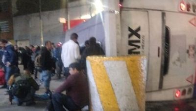 Vuelca camión de pasajeros en Calzada Ignacio Zaragoza; hay 40 lesionados